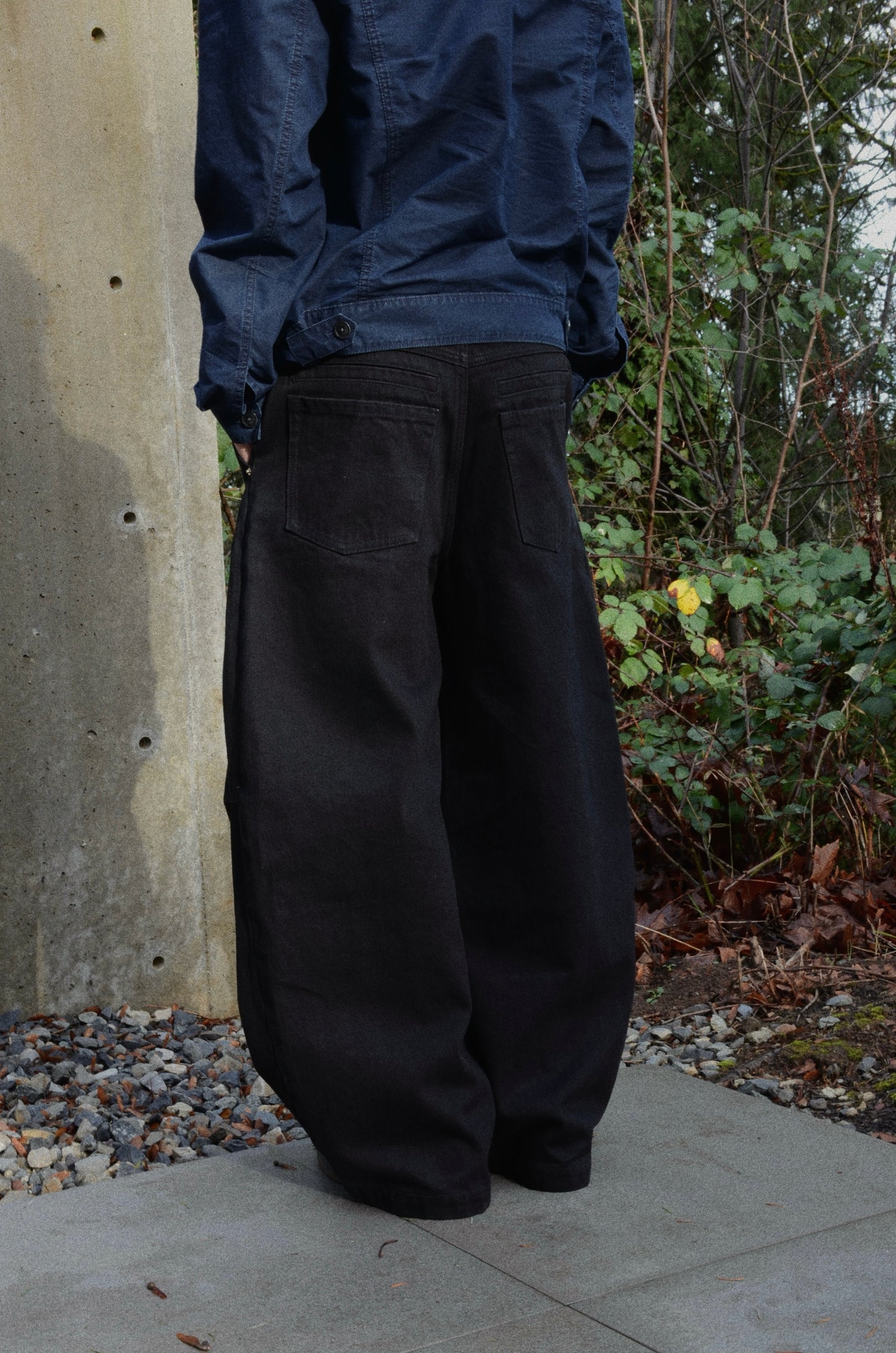 SELEO PLEATED TROUSERS - BLACK