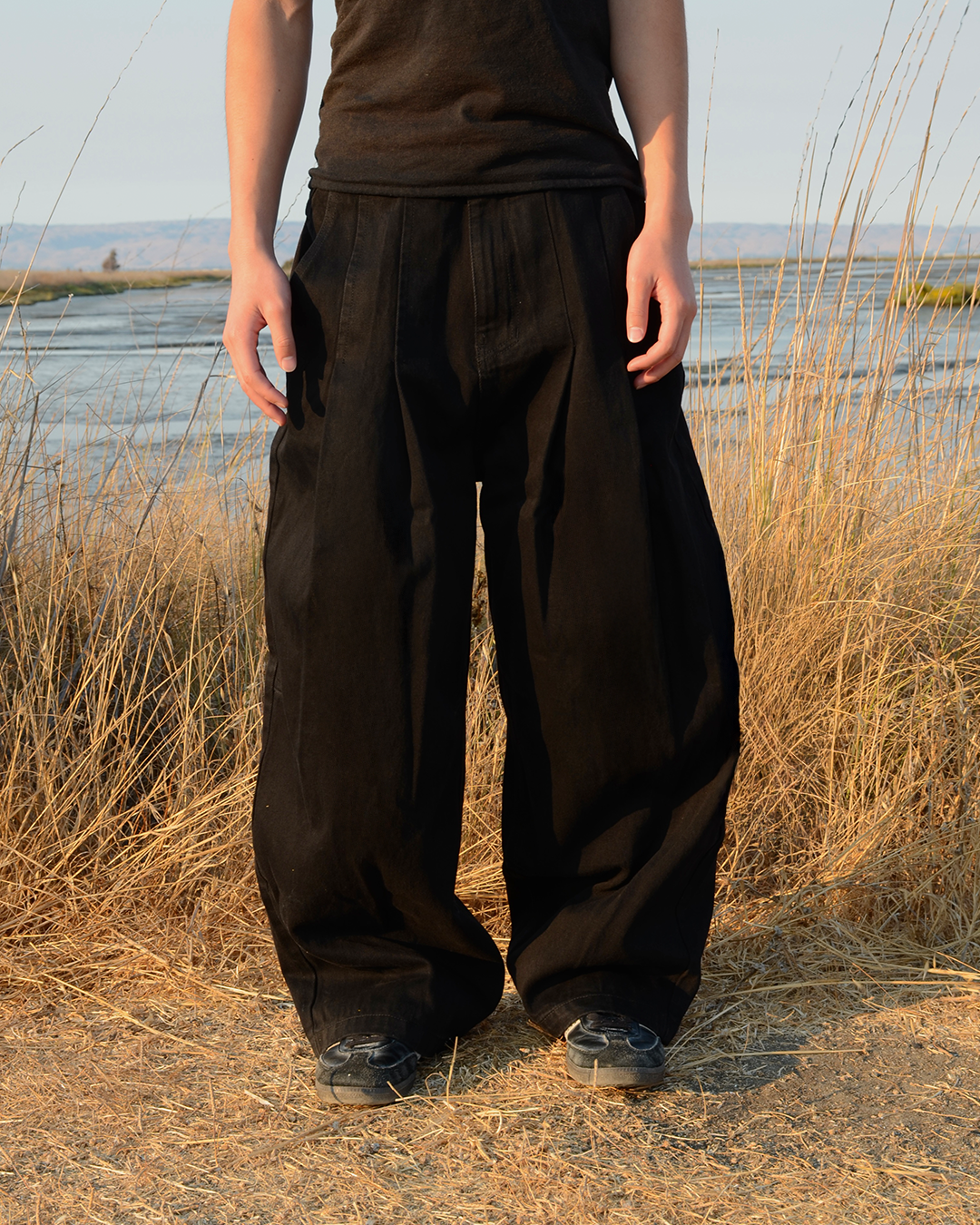 SELEO PLEATED TROUSERS - BLACK
